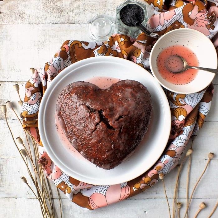 Bitter çikolata ve çilek şurubu ile romantik ev tatlısı tarifi, romantik mini çikolatalı kalp pasta
