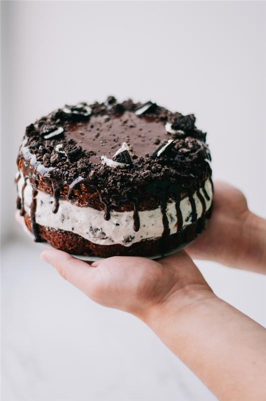 Sevgililer Günü menüsü için mini Oreo kek tarifi, bitter çikolatalı pandispanya ve oreo kremalı yuvarlak kek örneği