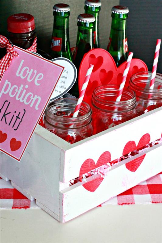 speciali Valentino dienos gėrimų dėžutė, suasmeninta gražiomis etiketėmis, Valentino dienos dovana, kuria galima dalintis kaip pora