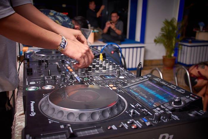 pasirinkite tinkamą dj, norėdami surengti Naujųjų metų vakarėlį, grojaraštį su tinkama muzika linksmam vakarui