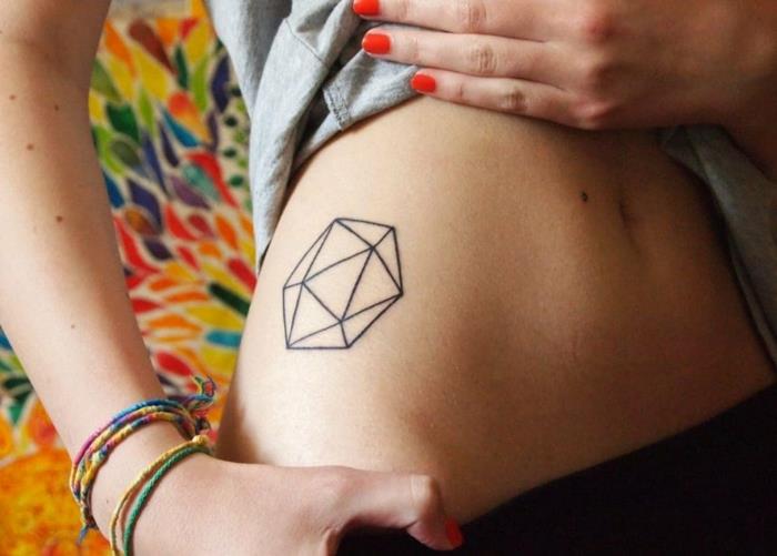 Begalybės tatuiruotės stilizuotas piešinys, padarytas įpurškiant rašalo į odą, geometrinė figūra šone