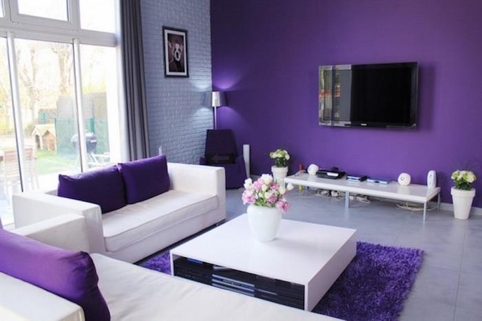 modern mor salon, oturma odası nasıl dekore edilir, koyu mor duvar boyası