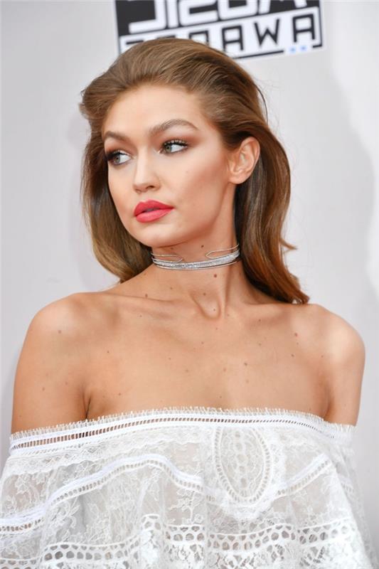 elegantiška garsenybių šukuosenos idėja Gigi Hadid, pavyzdys, kaip gerai pasielgti vakarėlyje, gausūs plaukai, iššukuoti atgal