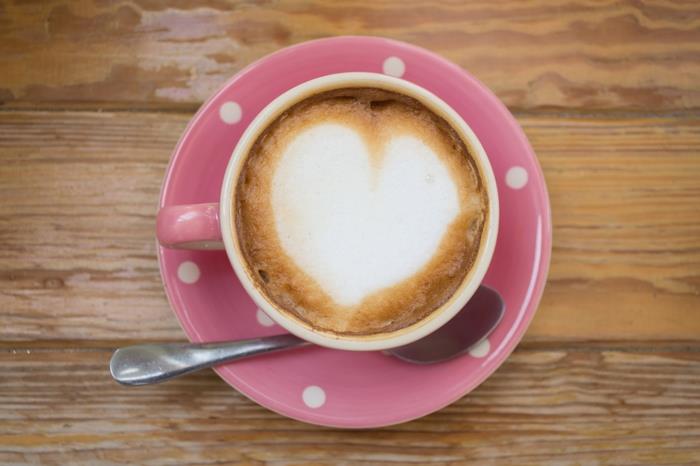 kul stvar, ko ti je dolgčas, roza skodelica kave, risba srca, lesena miza, barista art