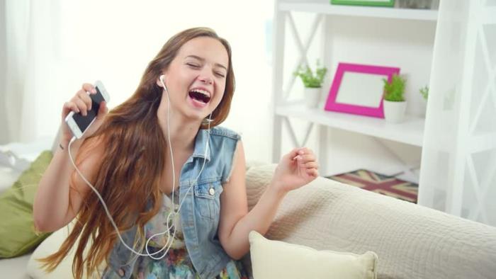 kaj početi med počitnicami, ko je dolgčas, karaoke zabava, dekle z bakrenimi lasmi, karaoke z govorom, bež kavč, brezplačne karaoke