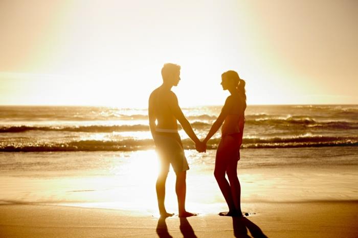 Fotosesijos poros įsimylėjėlių nuotrauka įsimylėjėlių siluetai saulėlydžio paplūdimyje