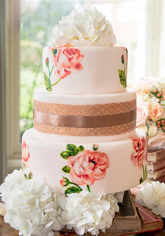 Baltas šokoladinis pyragas, padengtas šviesiai rausva cukraus pasta su rožių piešiniais, kopūstų vestuvių torto paveikslėlis, kaip papuošti pyragą