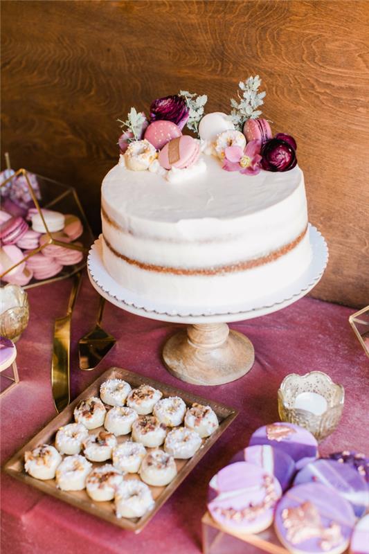 Beyaz orijinal yetişkin doğum günü pastası, ahududu bademli kurabiye ve kuru çiçeklerle dekoratif doğum günü pastası fikri