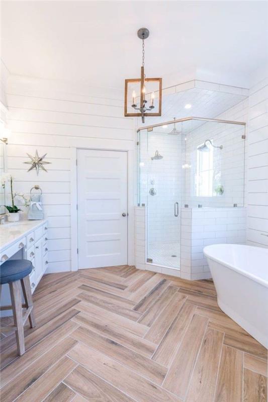 İskandinav banyo küveti, ahşap ve beyaz banyo, mumlu avize, imitasyon granit zemin