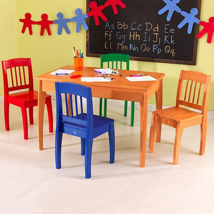 Žaidimų kambarys, spalvinga kėdė ir stalas, baldų pertvarkymas suteikia naujam gyvenimui panaudotus baldus