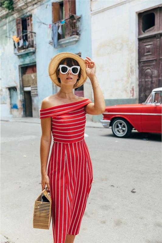 Raudona dryžuota suknelė apnuogintais pečiais, prašmatni apranga vasaros atostogoms, atsitiktinė mada, mokanti gerai apsirengti