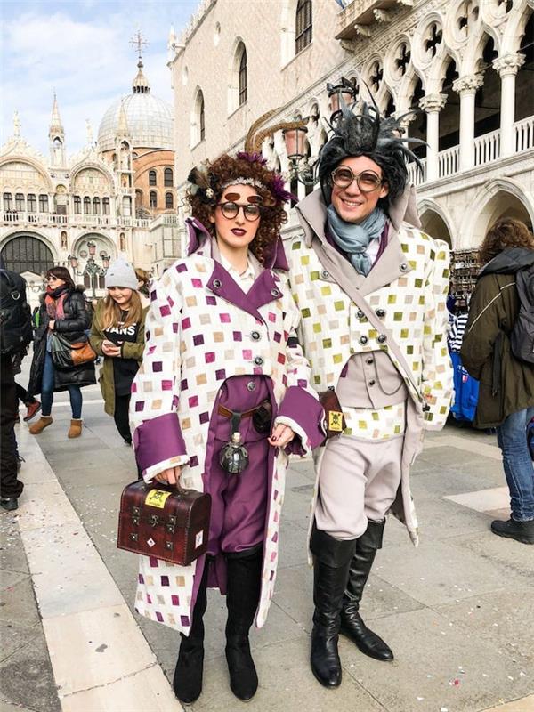 Venedik'te eksantrik kostümleri olan hipster çift, karnaval kılığına girme fikri, iyi giyinme seçimi