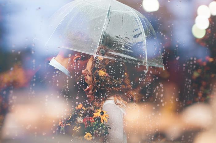 Güzel evli çift, beyaz elbiseli ve çiçek çelenkli kadın, rustik çiçek buketi, yağmurda güzel çift