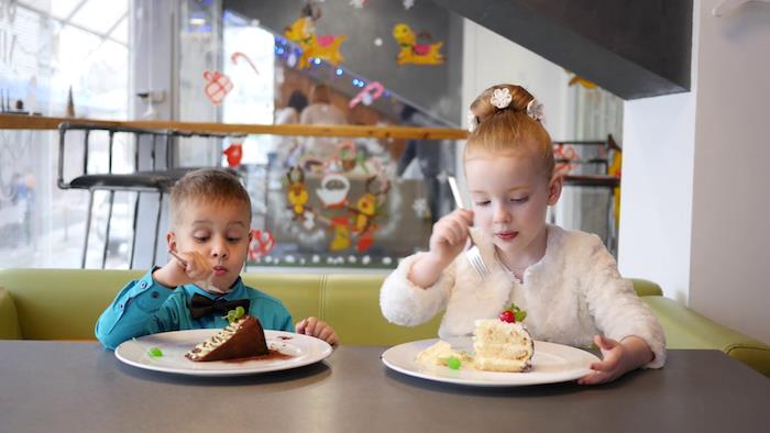 Otroške torte za rojstni dan rojstnodnevne torte izberite sladico v slogu otrok, ki jedo svoje torte