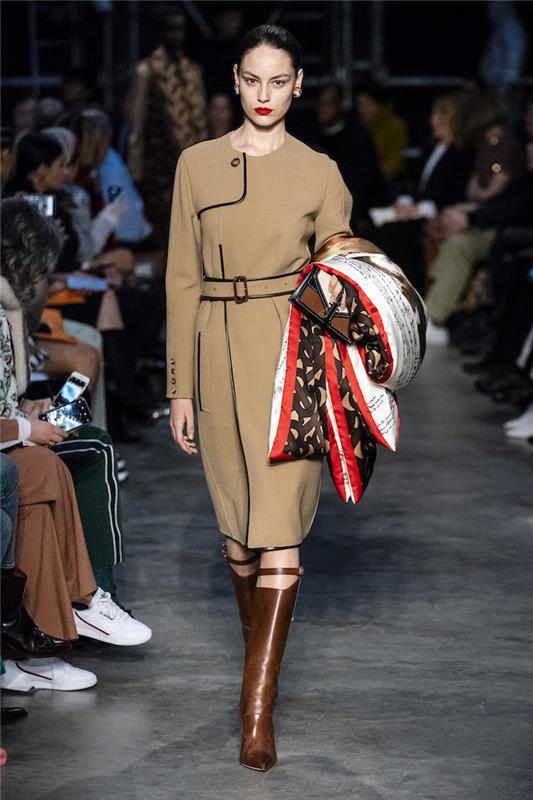 Smėlio spalvos suknelė atrodo dalykiniai drabužiai, geriausios 2019 metų tendencijos, prašmatni moterų mada, „Burberry“ šalikas