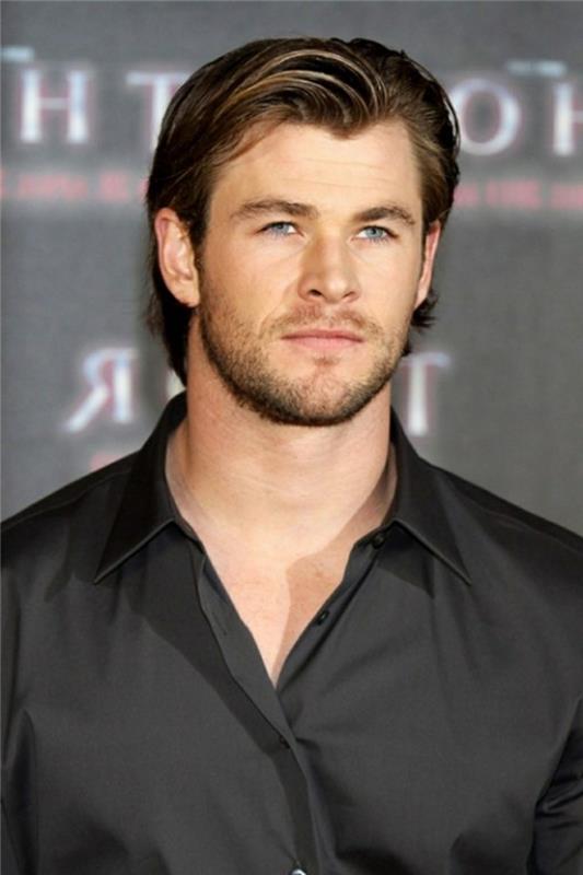 chris hemsworth tarafından giyilen, esmer saçlı, yanları ayrılmış ve bir tarafa süpürülmüş kaküllü akıllı siyah gömlek, hollywood yıldızları tarafından giyilen erkekler için modaya uygun saç kesimleri