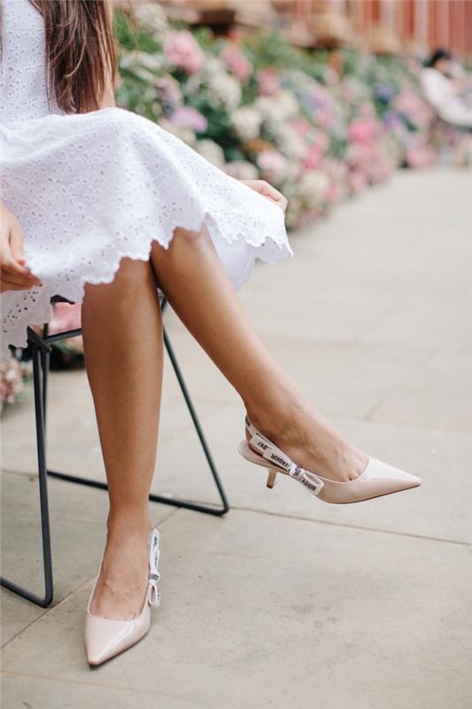 romantičen videz z belo čipkasto obleko srednje dolžine v kombinaciji s pari golih čevljev na slengback