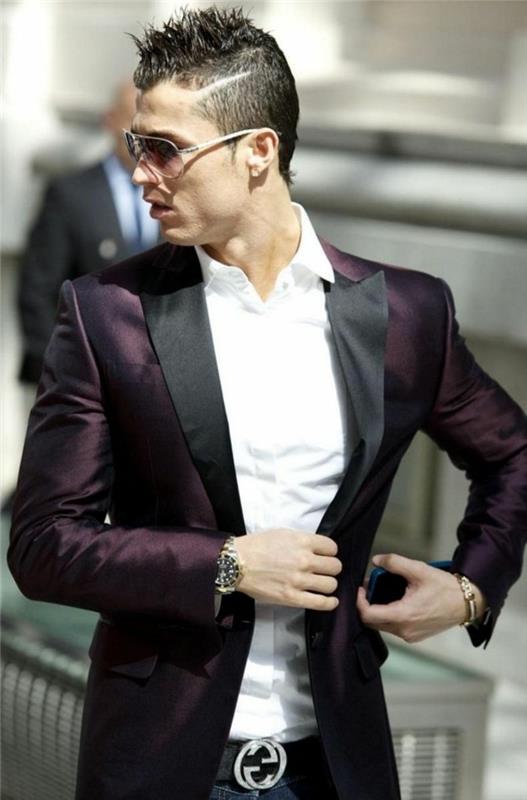 Christiano ronaldo tarafından giyilen bağlantısız solmaya sahip çivili saç modeli, erkekler için modern saç kesimleri, parlak bir smokin ceketi ve beyaz bir gömlek giymiş