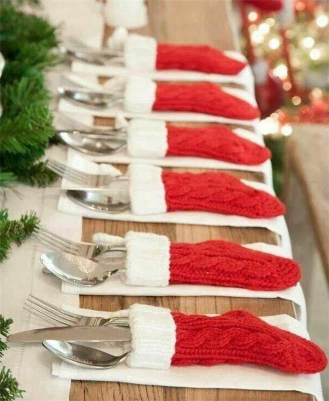 osrednje ideje za jedilno mizo, rdeče in bele, božične nogavice, ki se uporabljajo kot prtički, nastavitve mize