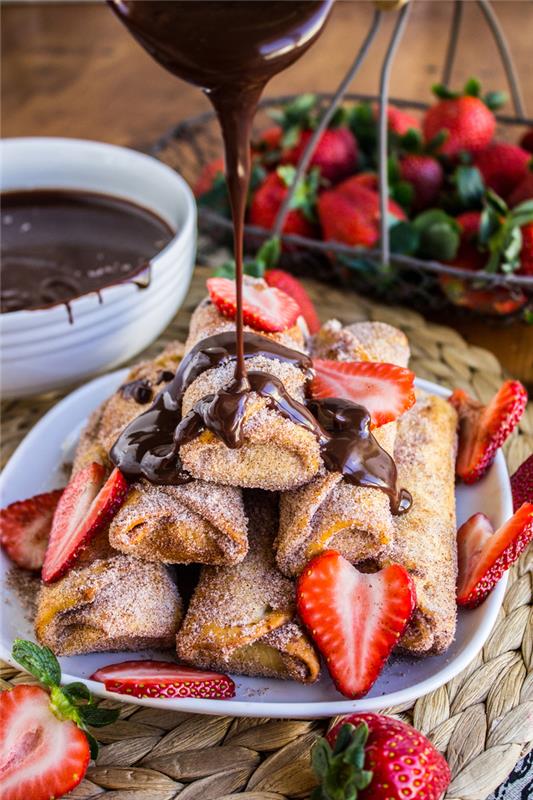 izviren recept za torilla kruh, zvit z nutelo in jagodami v mehiškem churro slogu