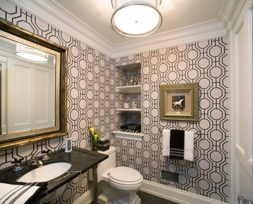 Azulejos de pared con patrón geométrico negro sobre fondo blanco.