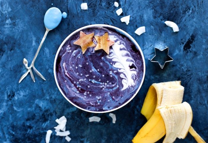 Foto di una banana sbucciata, piatto con stelle, tablet başına duvar kağıdı