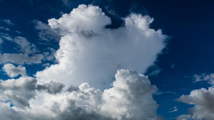 mėlynas ir baltas dangus, dideli debesys garbanotais kraštais, rojaus kraštovaizdžio vaizdas, gražus kraštovaizdis, atostogų atmosfera