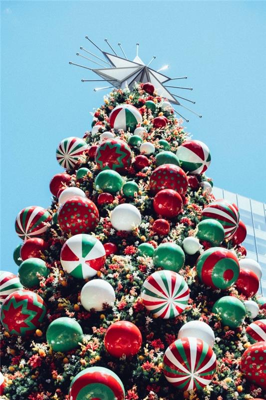 Linksmų 2019 metų Kalėdų vaizdas, užrakinimo ekrano nuotraukos idėja su milžiniška Kalėdų eglute, papuošta klasikine raudona žalia ir balta spalvomis