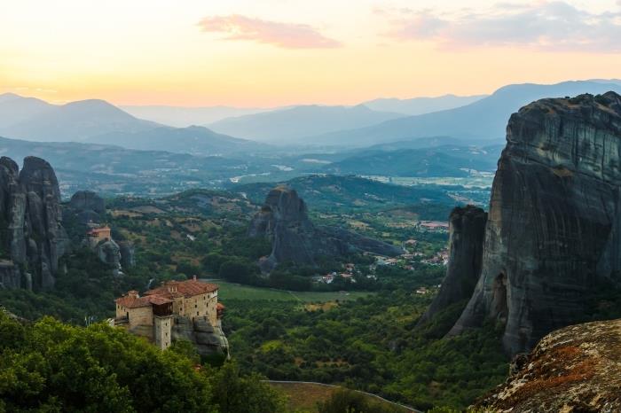 Graikijos „Meteora“ turistinės vietos nuotrauka, vaizdas iš viršaus į tolimus kalnus ir kaimą saulėtekio metu