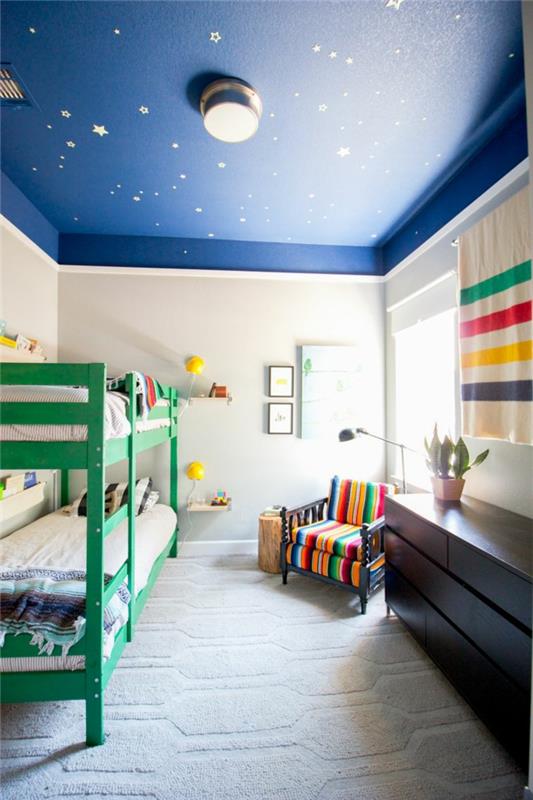 modri strop z zvezdicami v otroški sobi za dečke, zelene medetažne postelje, pestri naslanjač