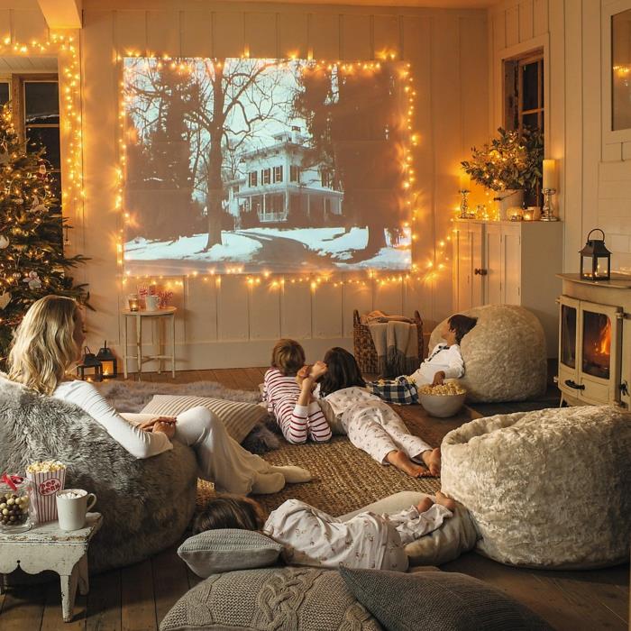 domači kino božič deco deco udobna dnevna soba navdih kokoniranje deco lahka girlanda mama in trije otroci udobni pufi