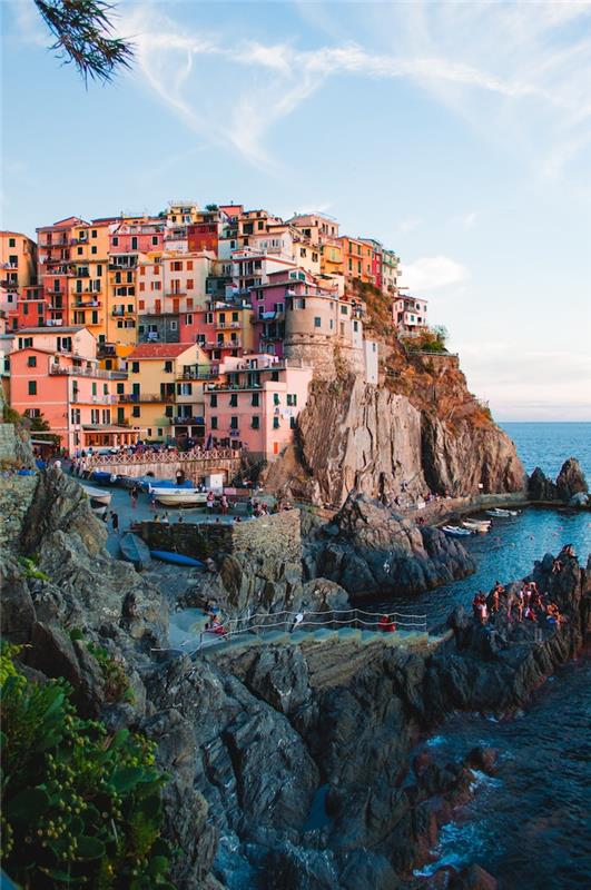 Cinque terre İtalya, deniz kenarında bir kayanın üzerinde renkli evler, doğa duvar kağıdı, arka plan ücretsiz görüntüler, arka plan görüntüsü