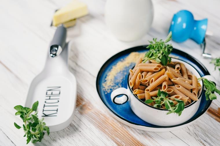 ciotola con penne integrali condimento testenine con latte e formaggio cheddar