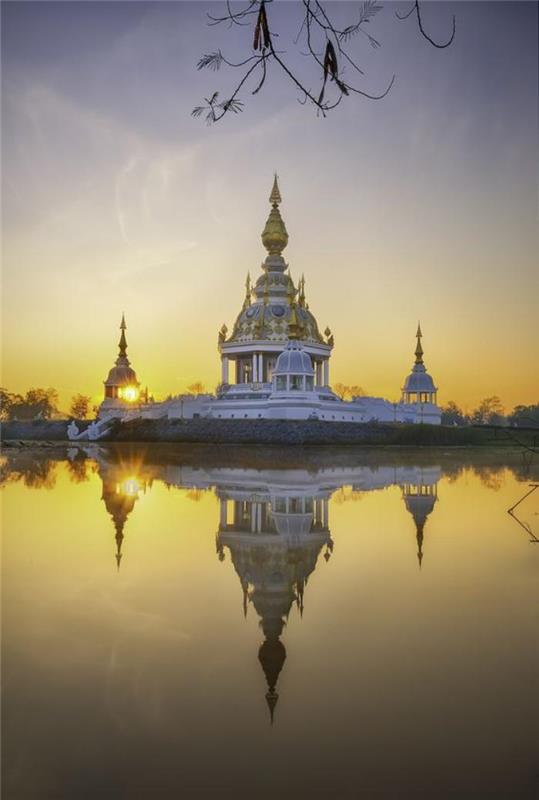 vezje na Tajskem-belo-in-zlati-tempelj-na-Tajskem