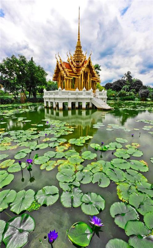 vezje-na-tajskem-tempelj-v-sredini-lokvanj