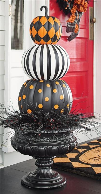 Halloween balkabağı modeli, beyaz ve siyah boyalı kabak çeşmeli Halloween veranda dekorasyonu