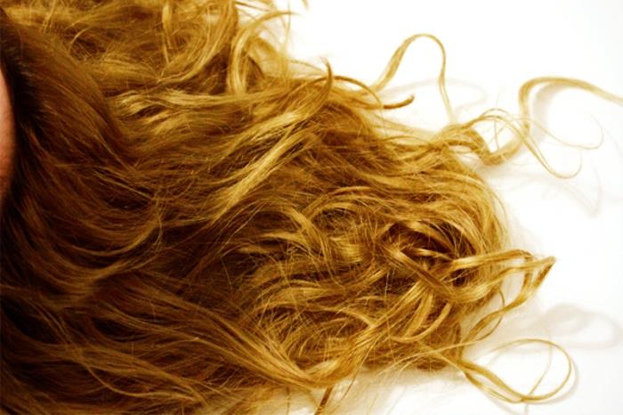 naravno posvetlitev blond ali svetlo rjavih las s svežim limoninim sokom, nežno organsko barvo za lase