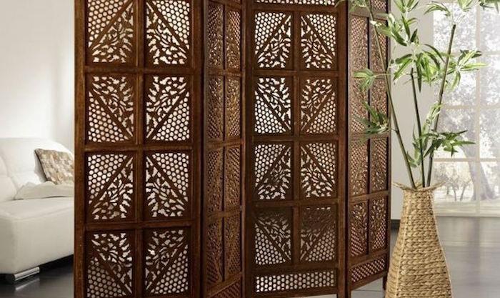 Azijietiško stiliaus raižyta medinė plokštė, skirta izoliuoti ir atskirti svetainę kaip interjero sieną