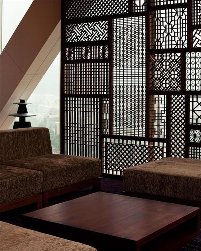 dekoratyvinė medinė kambario pertvara, skirta izoliuoti svetainę kaip vidinę tvorą