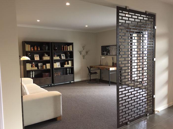 pilko metalo dekoratyvinė pertvara gyvenamajam kambariui pertvara tipo atviras interjeras deco claustra, interjero metalinis claustra modelis