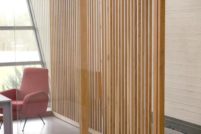 medinė pertvara ir vertikali dekoratyvinė medinė ir stiklo pertvara biuro interjerui