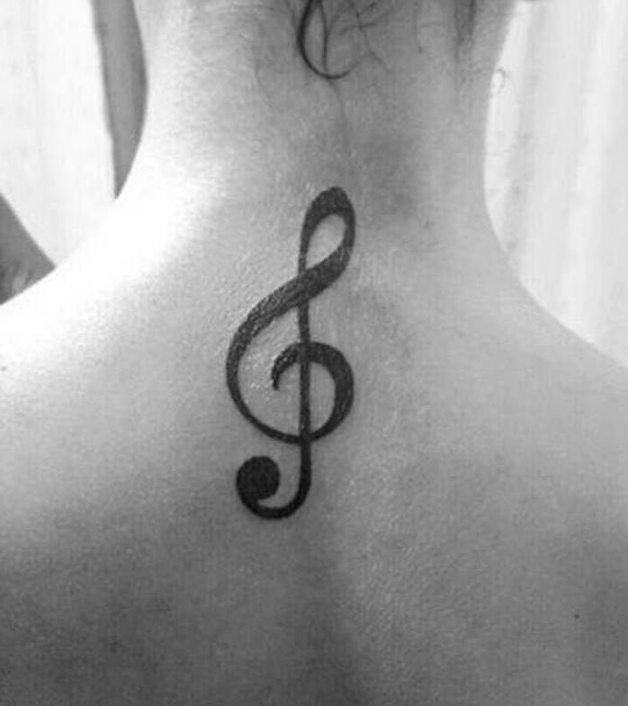Dvigubo plyšio tatuiruotė kaklo gale