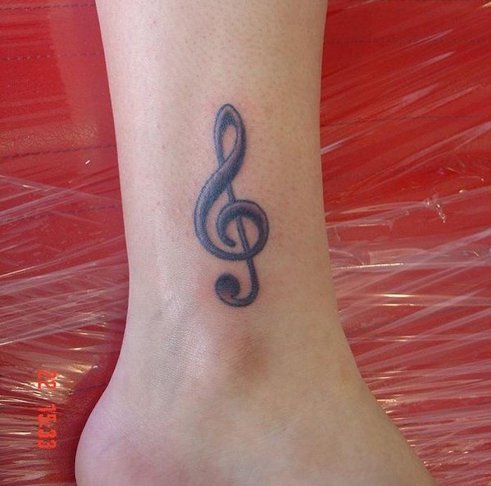 Treble clef tatuiruotė kulkšnis moteris tatuiruotė pėdų muzika