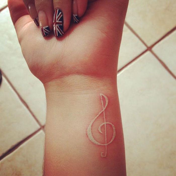 aukštaūgis tatuiruotė riešas baltas rašalas tatuiruotė balta muzika