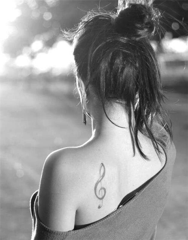 Pečių ašmenų tatuiruotė moteris tatuiruotės treble clef peties
