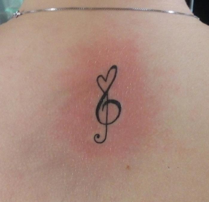 trigubos raištelio tatuiruotės reikšmė ant nugaros su širdimi