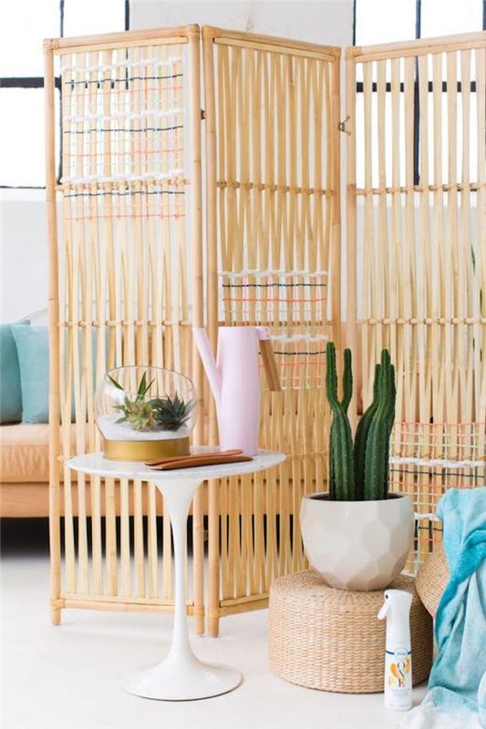 nuimama bambuko plokštė kaip tvora interjero ir svetainės kambario pertvarai, interjero bambuko tvoros modelis