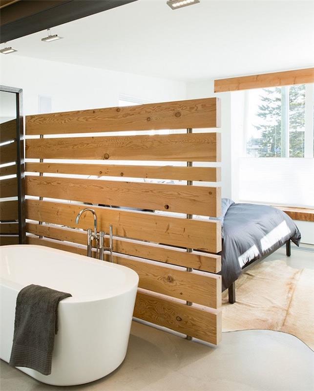 „ikea“ medinės tvoros modelis su horizontaliomis stačiakampėmis lentomis kaip miegamojo vonios pertvara