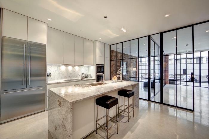 steklena pregrada, bela in moderna kuhinjska dekoracija s pohištvom brez ročajev in luksuzno mizo iz marmorja