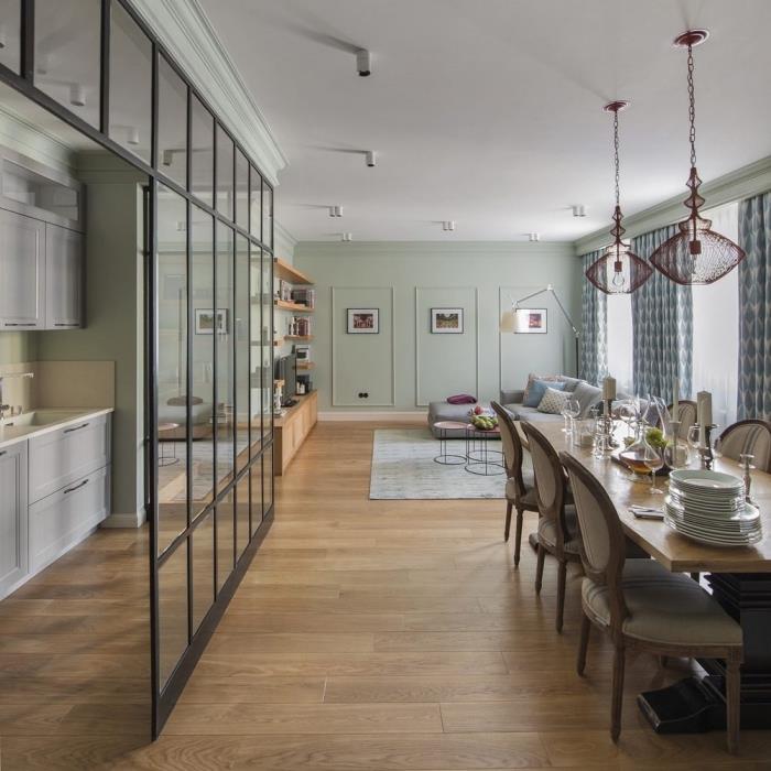 cam çatılı açık mutfak, yemek odası ve pastel yeşil duvarlı oturma odası ve mor asma lambalı beyaz tavan